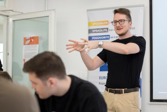 NA KAVI Z VIDOM SEVERJEM: »NAŠ ‘ESCAPE ROOM’ NI SOBA, IZ KATERE BEŽIŠ, JE VAJA V KRITIČNEM MIŠLJENJU.«